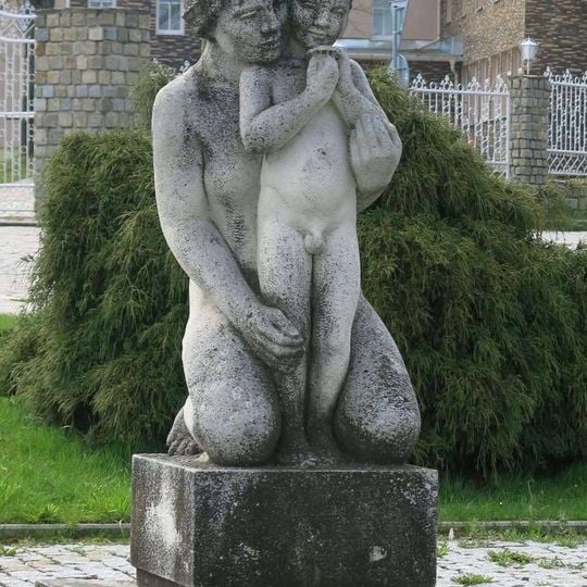 Socha matky s děckem na Masarykově náměstí v Aši