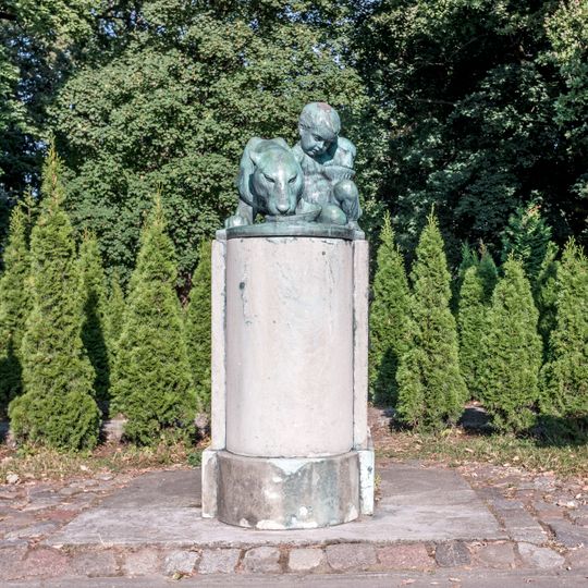 Памятник, посвященный первому директору зоопарка Герману Клаассу, с барельефом на постаменте