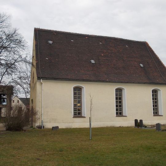 Kirche , Kirchhof mit Einfriedungsmauer, Parentationshalle, Glockenturm und Kriegerdenkmal für die Gefallenen des 1. Weltkrieges Lindenallee -