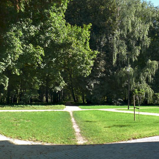 Pozostałości parku z historycznym układem komunikacyjnym i trzema stawami