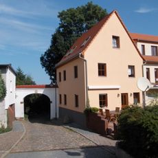 Torbogen an einer Grundstücks-Zufahrt und zweiter Torbogen auf dem Gelände Heinrich-Zille-Winkel 4