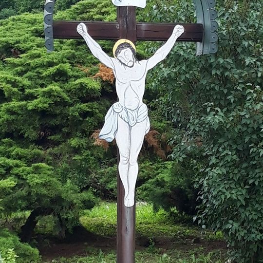 Kříž v Dobříkově u dřevěného kostelíku Všech svatých