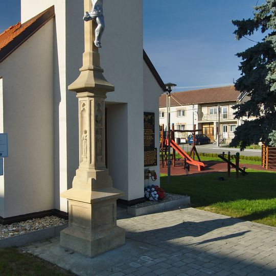 Kříž v Rakůvce před kaplí na návsi