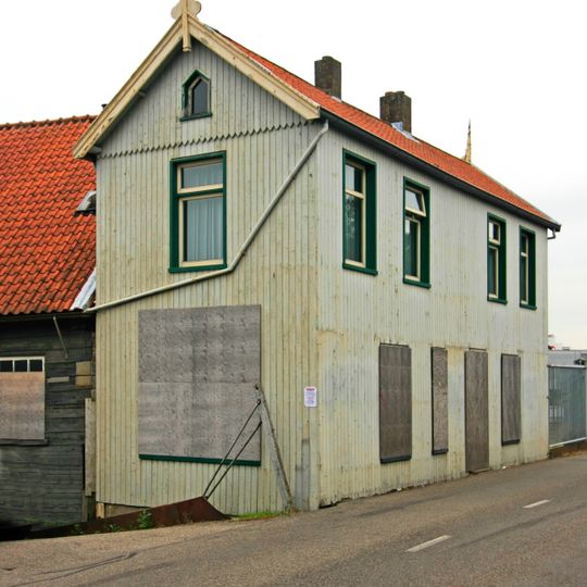 Houten loods met woonhuis
