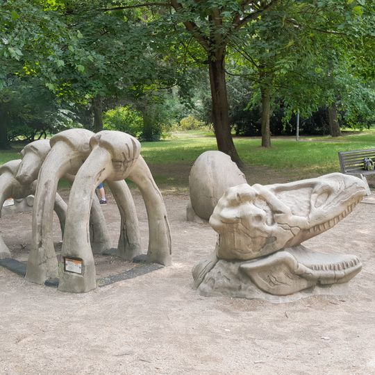 Plastika kostry dinosaura v Pisárkách