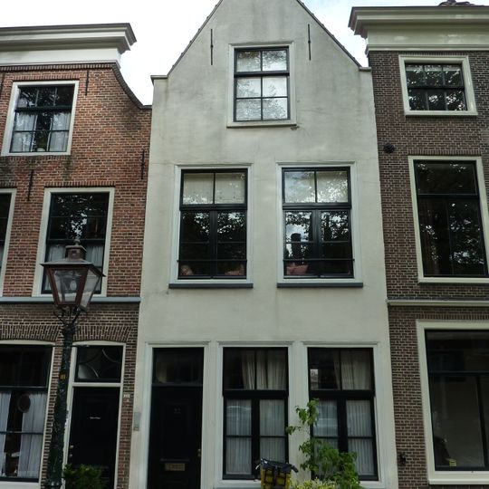 Pand met gepleisterde topgevel