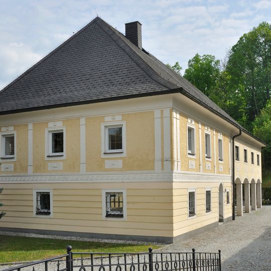 Pfarrhof samt Aufbahrungshalle, sog. Fischerkeller