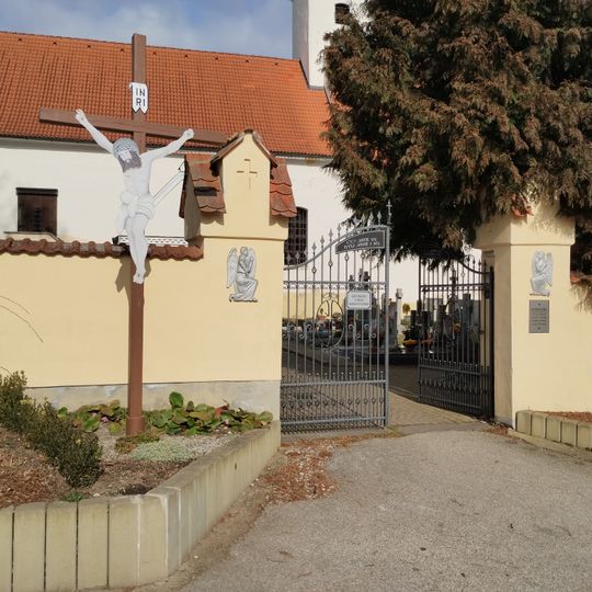 Kříž před hřbitovem