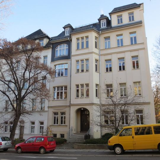 Mietshaus in ehemals geschlossener Bebauung mit Vorgarten Ulmenstraße 46