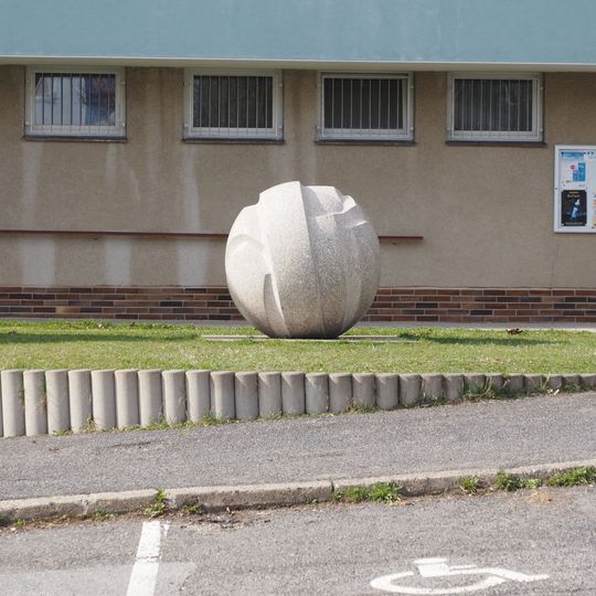 Kamenná plastika v ulici U Kostela v Mšeně nad Nisou