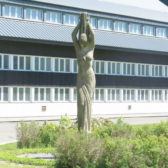 Socha ženy u úpravny vod v Bedřichově