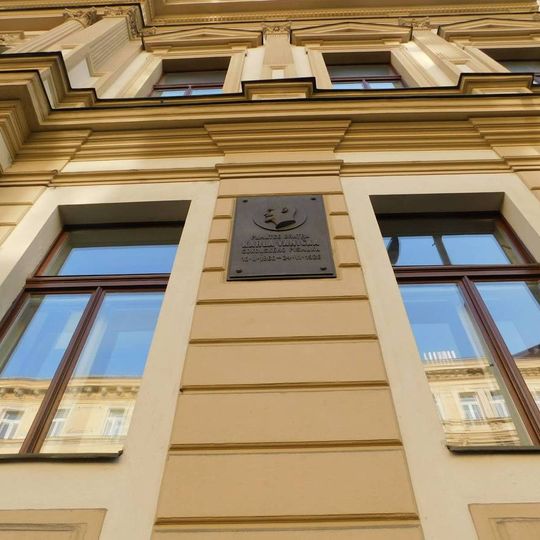 Pamětní deska Karla Vaníčka na sokolovně na Plzeňské ulici na Smíchově