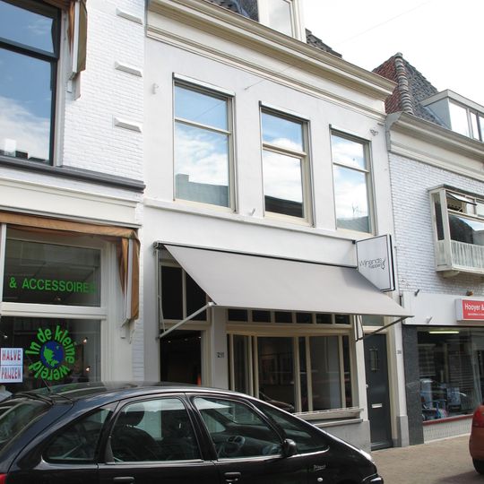 Pand met gepleisterde lijstgevel en jongere winkelruit