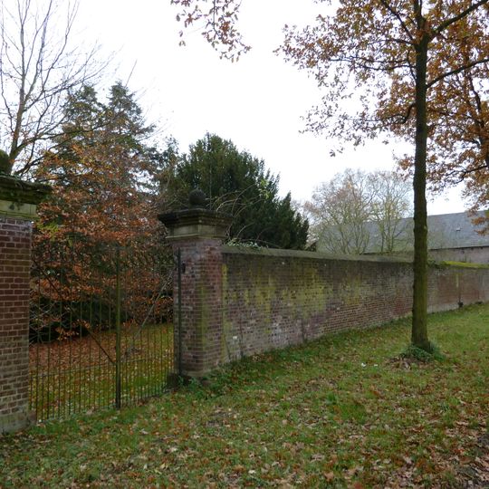Kasteel Puth: tuinmuur en hekken