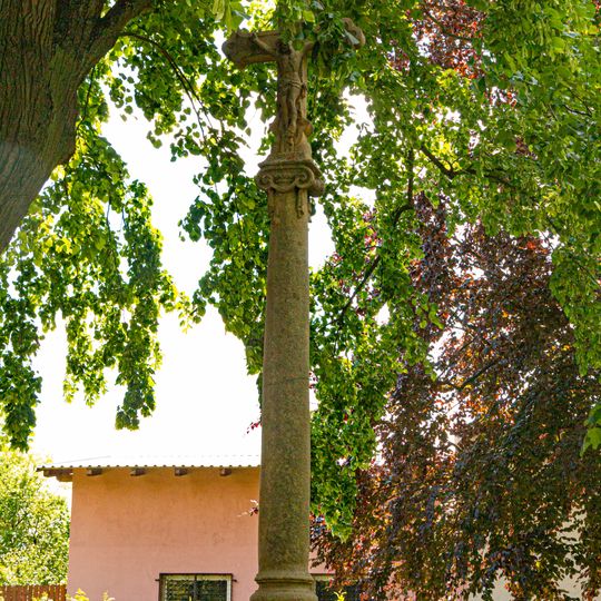 Kamenný kříž na jižním okraji Miletína