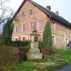 Kříž u domu 66 v Kozlech
