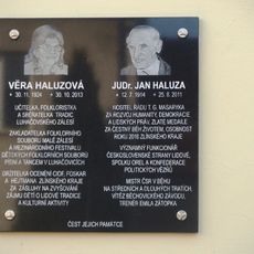 Pamětní deska Věře a Janu Haluzovým
