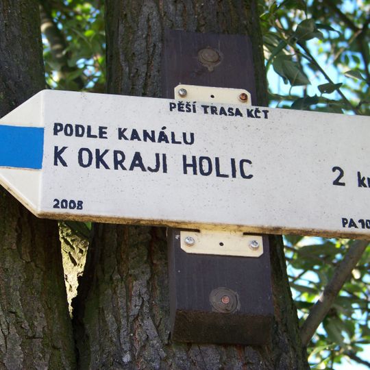 Turistická směrovka Podle kanálu k okraji Holic