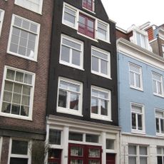 Pand met puntgevel onder rollagen