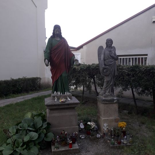 Socha u Vinohradského hřbitova v Praze