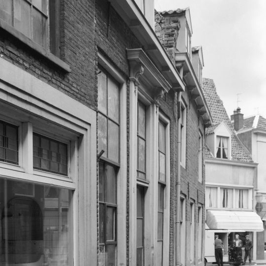 Huisje van alleen begane-grond onder zadeldak, waarin hijsvenster met fronton
