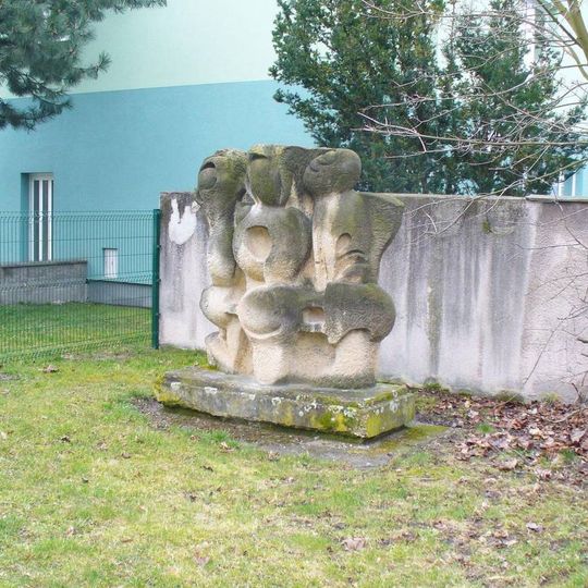 Kamenná plastika u domu Václavská 4185 v Chomutově