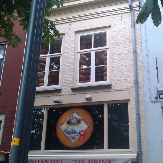 Pand met geverfde lijstgevel