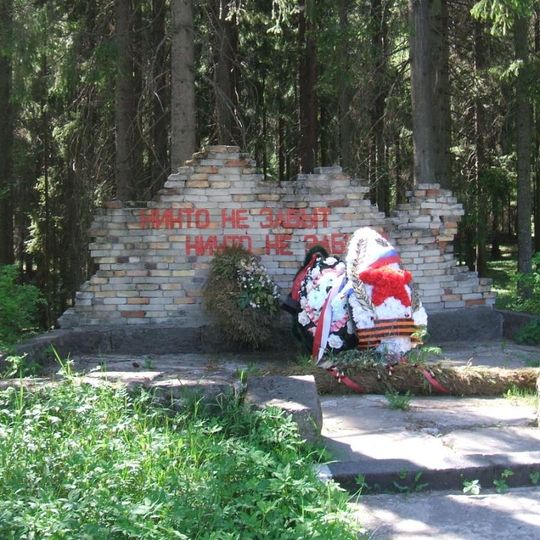 Братская могила советских воинов, погибших в борьбе с фашистами