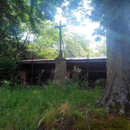 Kříž v Tomicích u rozcestí