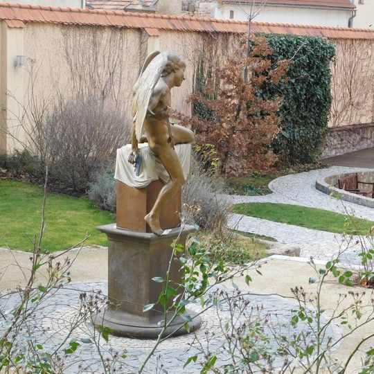 Socha u starého zámku ve Škvorci