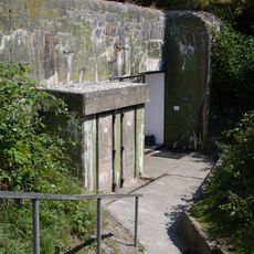 Kazemat VII (zoeklichtkazemat met opstelplaats voor zoeklicht, spiegelkamer, remise voor de spiegelinstallatie, aggregaat, manschappenverblijf.