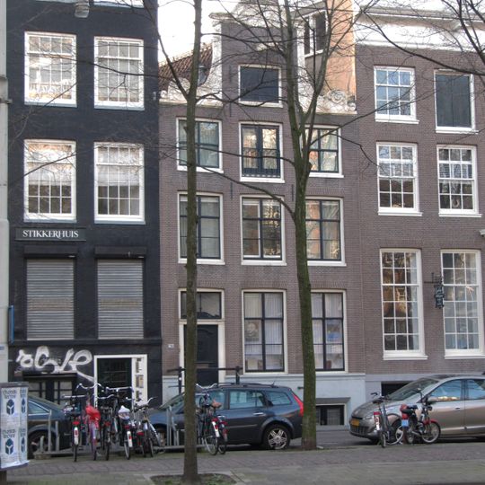 Pand met halsgevel met gesneden deur