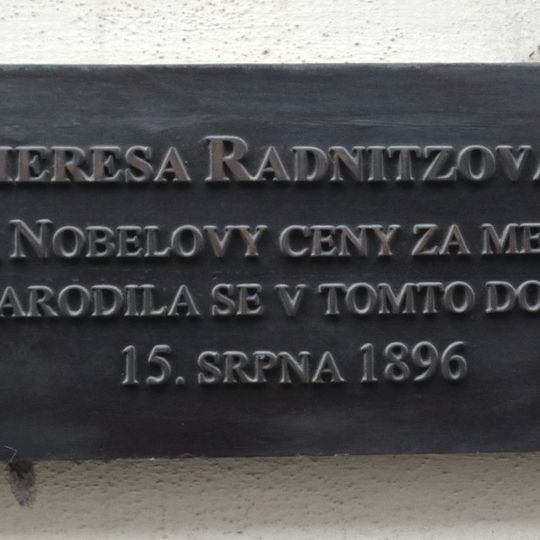 Pamětní deska Gerty Theresy Radnitzové-Coriové v Petrské ulici v Praze