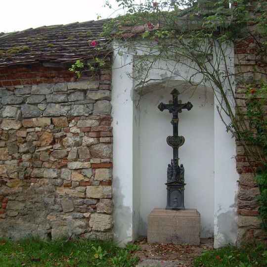 Křížek ve výklenku v Hostimi u Berouna