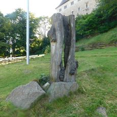 Dřevěná plastika v amfiteátru v Lipnici nad Sázavou