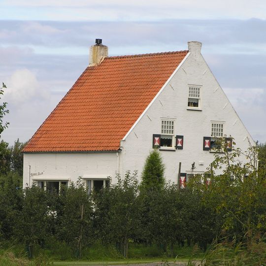 Vrijstaande forse boerenwoning waarvan de bijhorende schuur is verdwenen