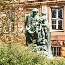 Socha Pastýřská Madona u gymnázia v Kumburské ulici v Nové Pace