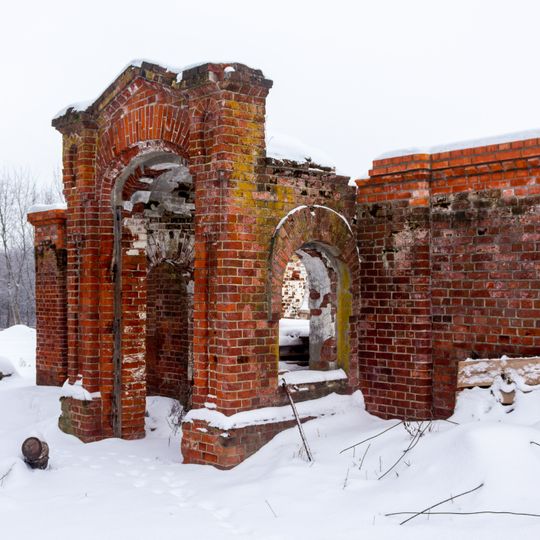 Конюшня со служебными и жилыми помещениями