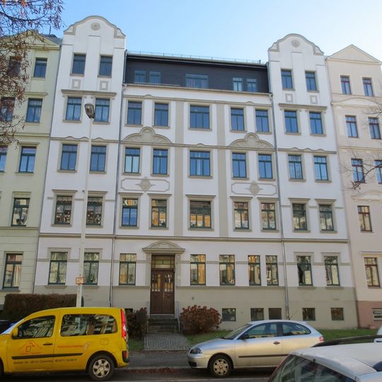 Mietshaus in geschlossener Bebauung mit Vorgarten Zeißstraße 20