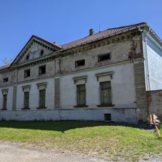 Kamenná deska s erbem na domě čp. 2