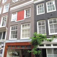 Pand met gevel onder rechte lijst