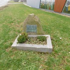 Pomník Vlastimila Jandy u silnice jižně od Havlíčkova Brodu