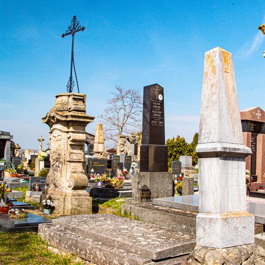 Kříž u kostela sv. Václava v Mikulovicích