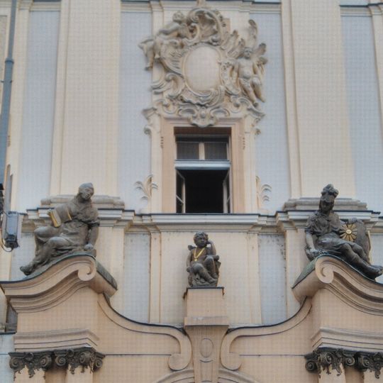 Sochy alegorií ctností nad zrušeným portálem bývalé jezuitské koleje na Karlově náměstí
