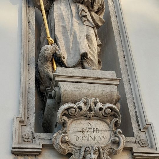 Socha svatého Dominika vlevo dole na průčelí kostela svatého Michala v Brně