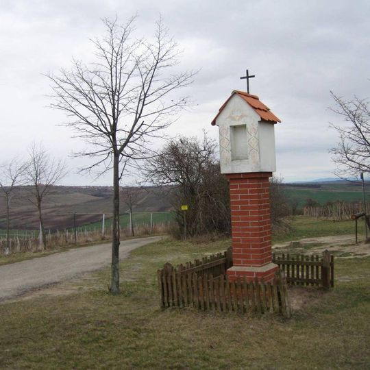 Výklenková kaplička u rozhledny Kraví hora severně od Bořetic