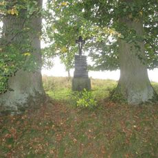 Kříž západně od Zvíkova u polní cesty