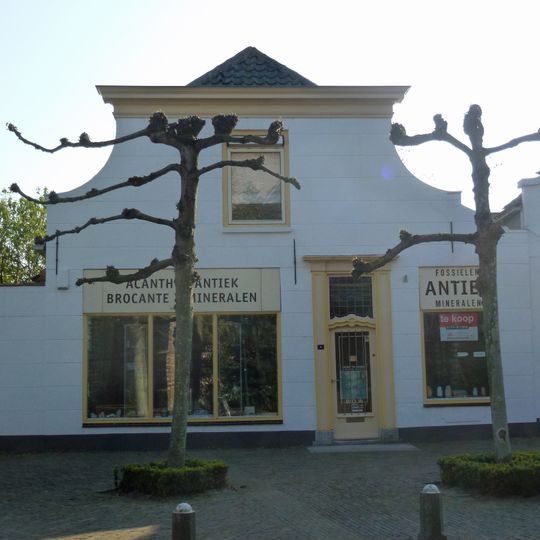 Huis met door lijst ingekorte gepleisterde topgevel