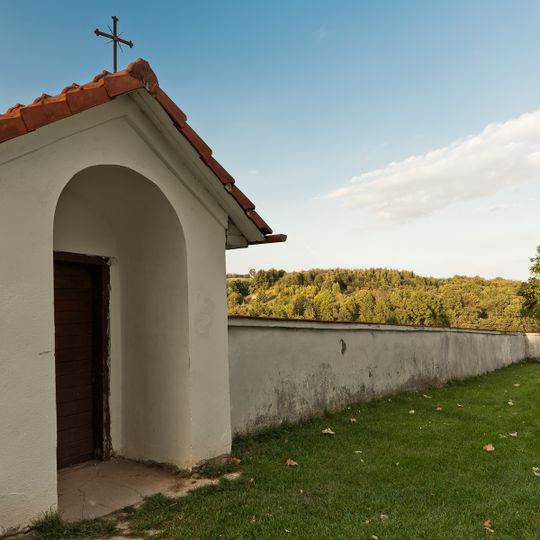 Ogrodzenie z kaplicami