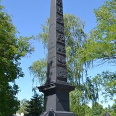 Pomnik upamiętniający zakończenie budowy Traktu Brzeskiego, wraz z ogrodzeniem i otoczeniem